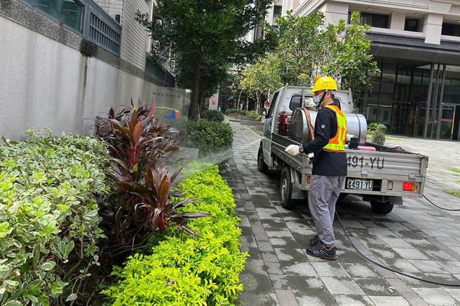 新竹县本土登革热个案再＋1，卫生局第一时间在个案住家50公尺进行化学防治喷药清除孳生源。（新竹县政府提供／罗浚滨新竹传真）