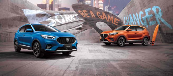 MG当家跨界潮旅ZS旗舰版提供苏打蓝（左）、贝果橘（右）、奶昔白、秋刀银与墨鱼黑五种车色，售价74.9万元。（MG Taiwan提供／陈大任台北传真）