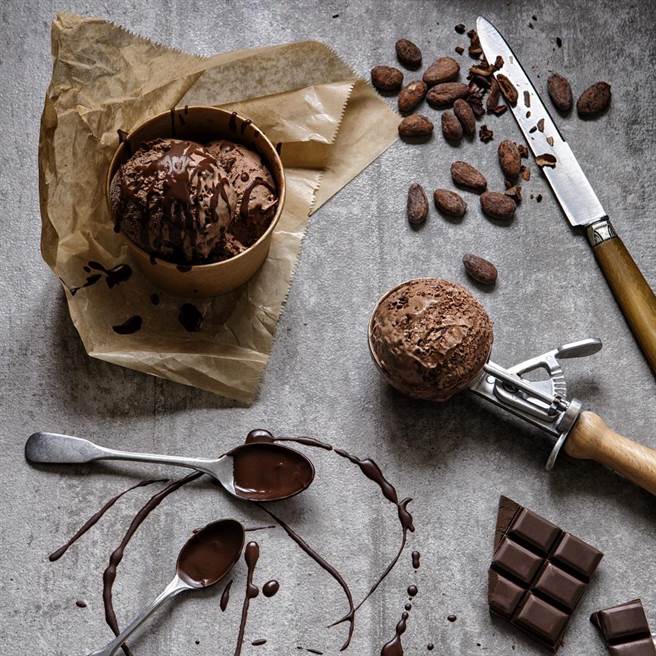 即日起至10月1日，到莫凡彼餐厅购买2.4L家庭号冰淇淋任1盒，享有特价外也能获得保冷袋和球冰淇淋兑换券2张。（莫凡彼提供／朱世凯台北传真）