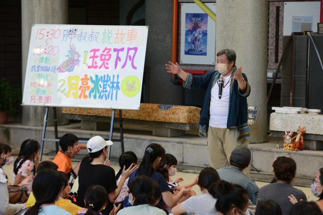 「月娘圆．来团圆－胖叔叔中秋说故事」活动，邀请大小朋友手牵手庆中秋！（图片来源：高雄市文化局提供）
