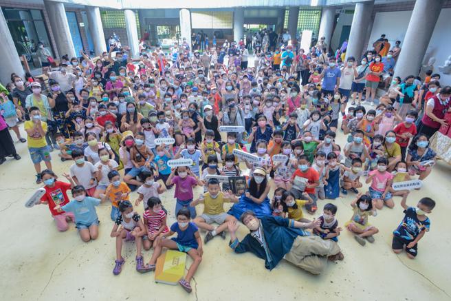 一年一度的高雄儿美馆胖叔叔说中秋故事广受大小朋友欢迎（图片来源：高雄市文化局提供）