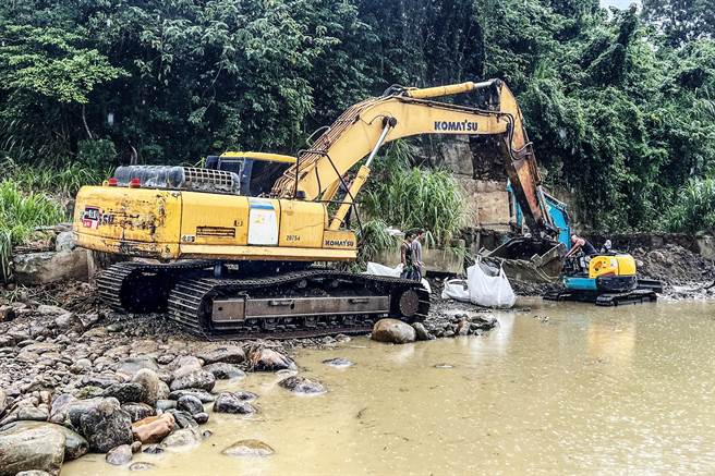 新竹县关西镇凤山溪污染事件，环保局应居民要求移开消波块，清除底泥作业7日完成。（罗浚滨摄）