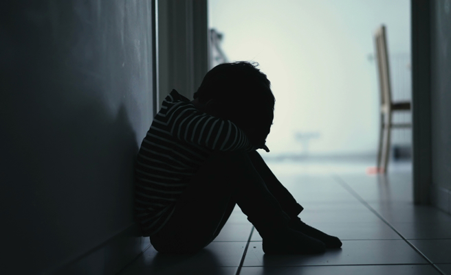 日本2022年度全國接獲虐待兒童的通報案件創史上新高。（示意圖／shutterstock）