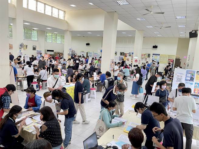 桃园就服处邀请51家邻近辖区厂商设摊，释出约2200个以上就业机会。(就服处提供／蔡依珍桃园传真)