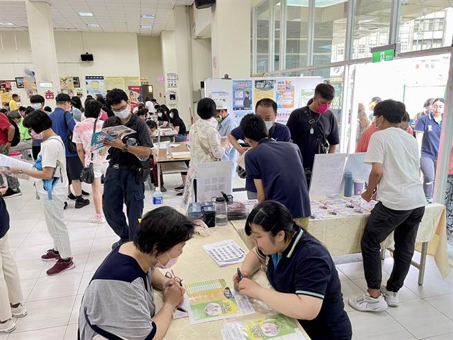 桃园就服处邀请51家邻近辖区厂商设摊，释出约2200个以上就业机会。(就服处提供／蔡依珍桃园传真)