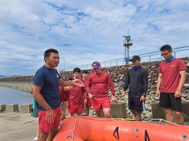 桃市消防退休教官吳三鴻受邀水域救生訓練，經驗傳承年輕消防員。（桃市消防局提供／呂筱蟬桃園傳真）