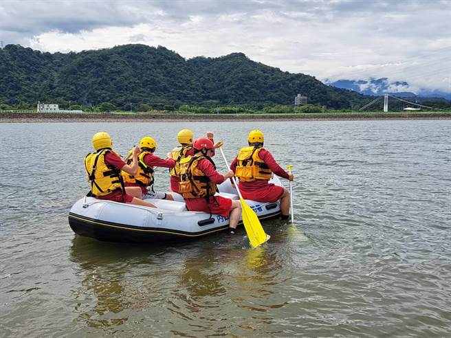 桃市消防退休教官吳三鴻受邀水域救生訓練，經驗傳承年輕消防員。（桃市消防局提供／呂筱蟬桃園傳真）