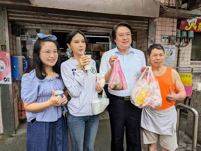 内政部长林右昌（右2）、立法委员赖品妤（左2）共同赴瑞芳参拜宫庙，还先到瑞芳美食广场觅食，并问候摊商。（张志康摄）