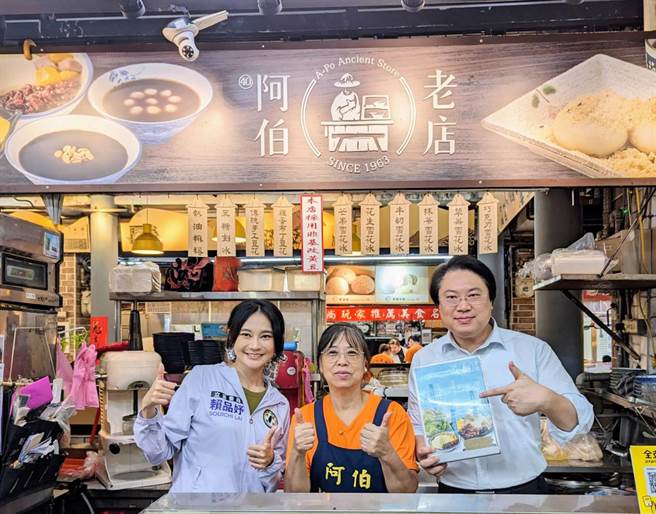 内政部长林右昌（右2）、立法委员赖品妤（左2）共同赴瑞芳参拜宫庙，还先到瑞芳美食广场觅食，并问候摊商。（张志康摄）