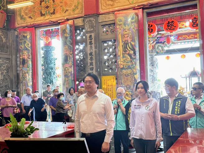 林右昌（中）、赖品妤（右2）赴瑞芳瑞慈宫参拜。（读者提供／张志康新北传真）