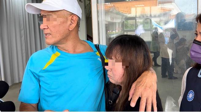 海军陆战队99旅23岁郑姓中尉5日轻生亡，今日遗体复验厘清死因。郑男父母两老相拥而泣，质疑儿子轻生内幕不单纯，郑母也哭喊蔡英文总统「妳有感受到一个做母亲的是什么心情？」。（崔正纲摄）