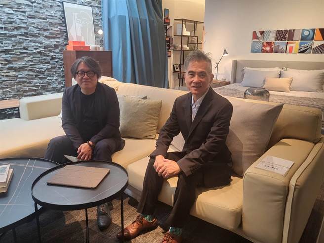 移居加拿大多年的邓学中(右起)导入北美经验，与伙伴李晋豪等携手推出「全屋整合」，锁定首购族。(林欣仪摄)