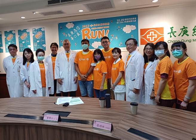 林口长庚医院自2016年成立肺臟移植团队，目前每年成功执行10例以上的肺臟移植手术。今年永庆杯路跑以「长庚为您争口气」为主题，希望鼓励肺移植病友适度运动。（王家瑜摄）