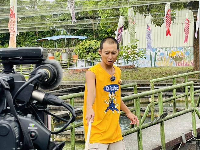 浩子抽籤输了必须喂食鱷鱼。（民视提供）