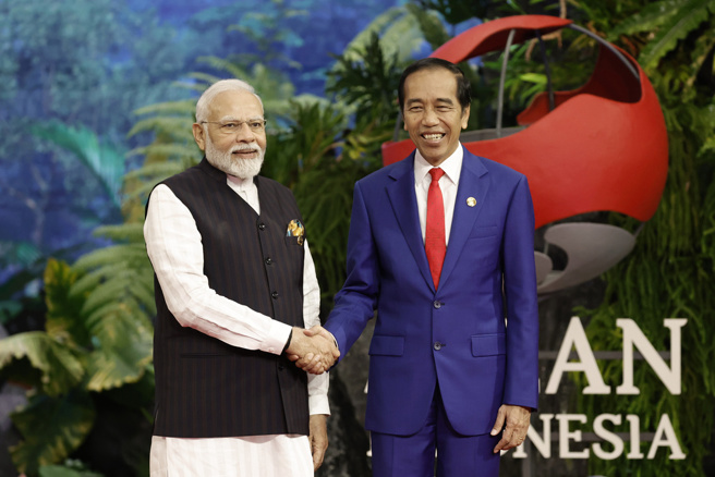 媒體報導，印尼為避免與中國對抗，在東協峰會中未提南海情勢。圖右為印尼總統佐科威。（圖／美聯社）
