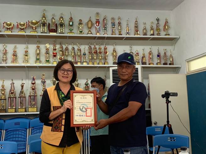 屏东雾台乡大武部落响应「台湾黑熊生态服务给付示范计画」，成为林业署辅导成立的屏东首支台湾黑熊巡守队，当中因猎杀保育类动物遭起诉的9人中，有6人也加入其中。（林业署提供／谢佳潾屏东传真）