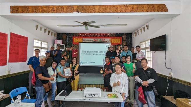 屏东雾台乡大武部落响应「台湾黑熊生态服务给付示范计画」，成为林业署辅导成立的屏东首支台湾黑熊巡守队，当中因猎杀保育类动物遭起诉的9人中，有6人也加入其中。（林业署提供／谢佳潾屏东传真）