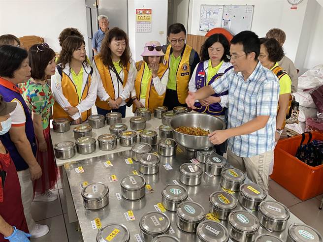 獅友們前往供餐廚房與志工媽媽們話家常，瞭解平常社區共餐業務的運作狀況。(于家麒攝)