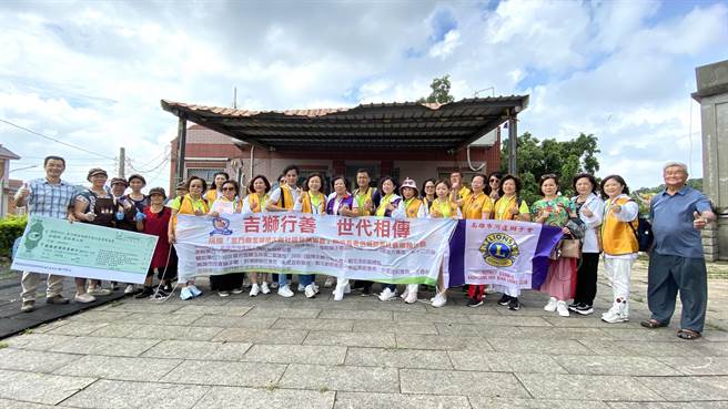 眾人並在社區前合影留念，為此次公益之行畫下完美的句點。(于家麒攝)