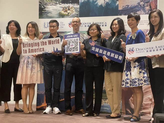为了推动美台之间双向旅行，美国旅游推展协会与美国在台协会高雄分处7日举办「2023美国旅游旅业说明会」，提供美国各地风景介绍、旅游资讯，向南部旅游界介绍如何「玩美」。（洪浩轩摄）