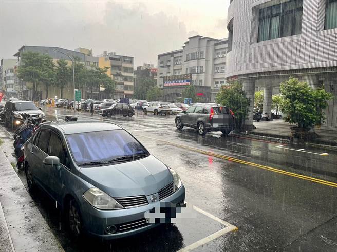 南投市三和一路、復兴路等12条主要街道将画1000个停车格，最快年底实施路边停车收费。（杨静茹摄）