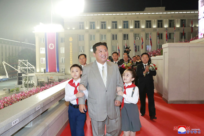 圖為2021年9月9日出席北韓建國73周年閱兵儀式的金正恩，南韓專家高永喆稱「這位替身」最不像。（圖／美聯社、朝中社）