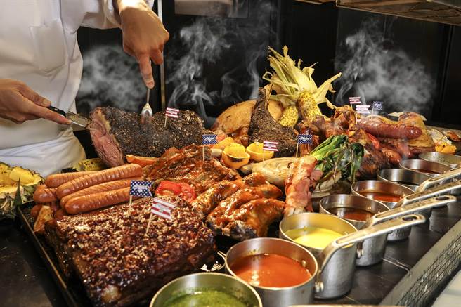 「栢丽厅」餐台中秋节摇身变为美式BBQ烤台，逾30种海陆食材打造轻松欢愉的烤肉团圆派对。(台北晶华酒店提供)