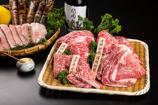 重达2公斤的「三燔本家」重磅烧肉礼盒内含美国顶级肋眼、美国顶级无骨牛小排、西班牙松阪猪、台湾东宝黑猪4款梦幻肉品。 (台北晶华酒店提供)