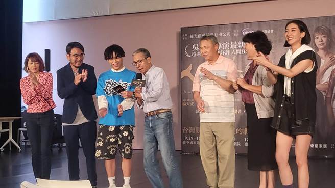 编导吴念真舞台剧《人间条件8：凡人歌》，是人间条件系列的首出喜剧。（李欣恬摄）