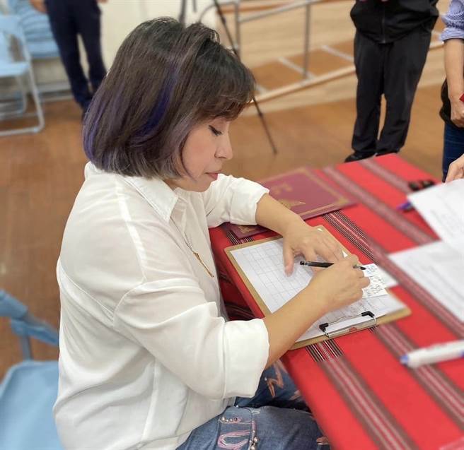 国党党市议员陈瑛登记参加桃市復兴区长补选。（取自陈瑛脸书／吕筱蝉桃园传真）