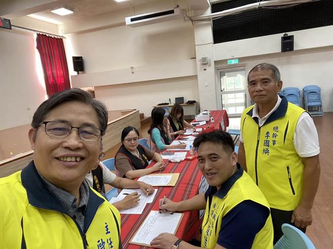 前原住民委员会副主委苏佐玺（中）登记参选復兴区长补选。（取自苏佐玺脸书／吕筱蝉桃园传真）