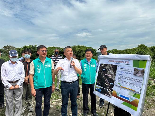 清水区五福圳及高美圳导水路为砂砾石堆置，常致渠道渗漏严重，造成灌区水源不足及供水不稳，立法院副院长蔡其昌7日会勘。（陈淑娥摄）