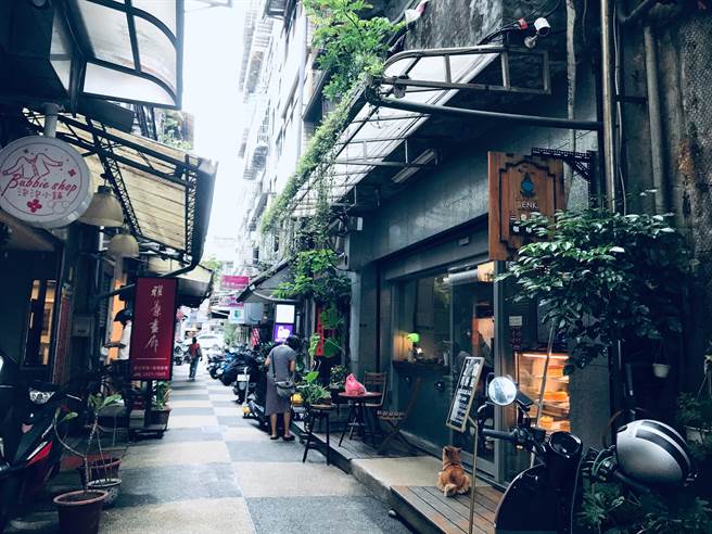 基隆市爱二路54巷近年来开设了许多极具特色的小店，但因为巷内机车停放没有规昼，店家期待能够规画为行人徒步区。（张志康摄）