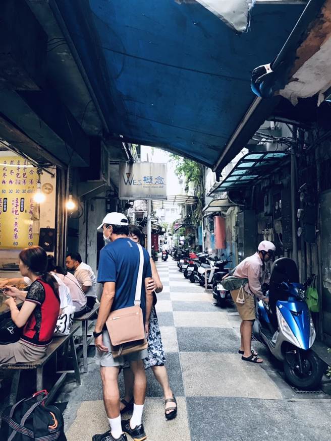 基隆市爱二路54巷近年来开设了许多极具特色的小店，但因为巷内机车停放没有规昼，店家期待能够规画为行人徒步区。（张志康摄）