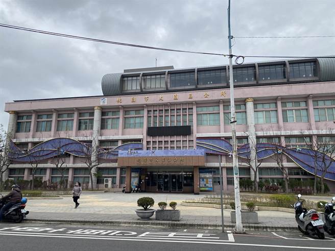 桃园市大园区公所依桃园国际机场回馈金医疗保健费发放作业要点，开放申请今年度的医疗保健费，首度採用线上申请服务。（蔡明亘摄）