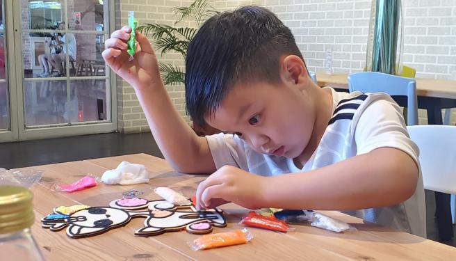 「彩色刮刮画创作体验」与「３Ｄ立体黏贴画DIY」，完成的作品均可带回家慢慢欣赏（图片来源：高雄市农业局提供）
