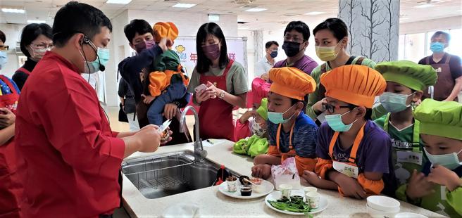 配合推广高雄在地的农畜优良产品，莲潭小农市集本周特别办理觅味厨房料理教学（图片来源：高雄市农业局提供）
