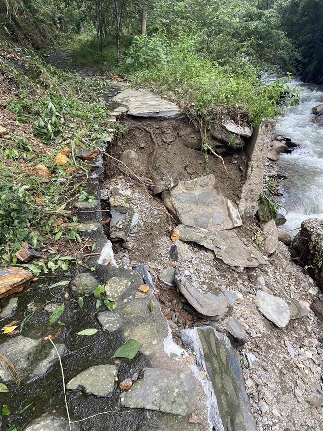 埔里观音瀑布步道多处坍方，沿途栏杆、河道、边坡、护岸需要进一步整治。（南投县政府提供／杨静茹南投传真）
