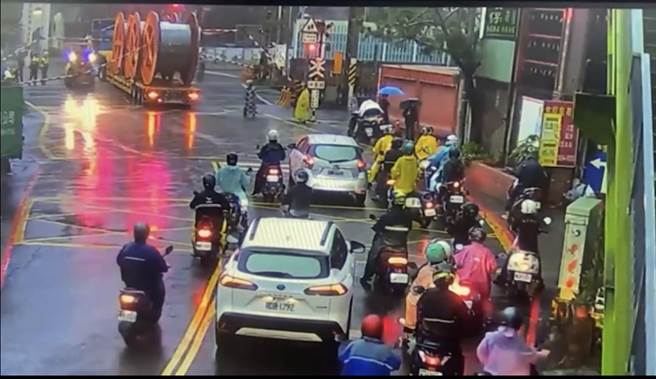 拖板车卡在平交道上，恰巧又有火车要经过，在场民眾无不捏把冷汗（新北树林警分局提供）