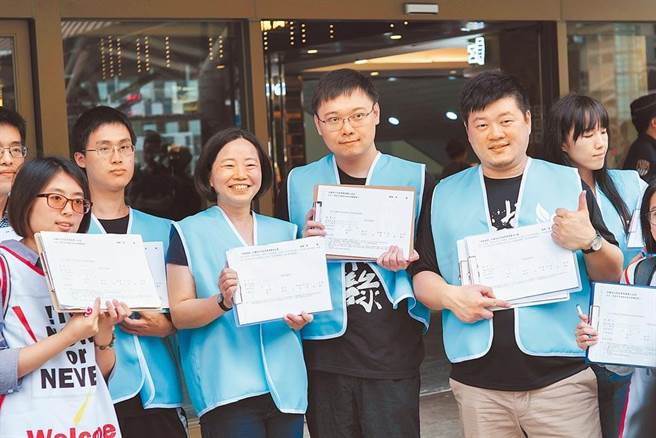 重启核四公投领衔人黄士修（右二）。（本报资料照片）