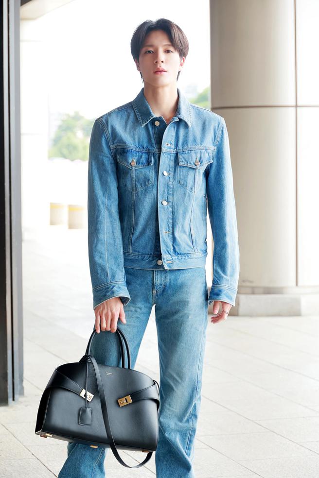 品牌代言人韩团NCT成员JENO，进行海外行程时也不忘带着FERRAGAMO ARCHIVE手提包，为品牌带来流量。（FERRAGAMO提供/林欣仪台北传真）