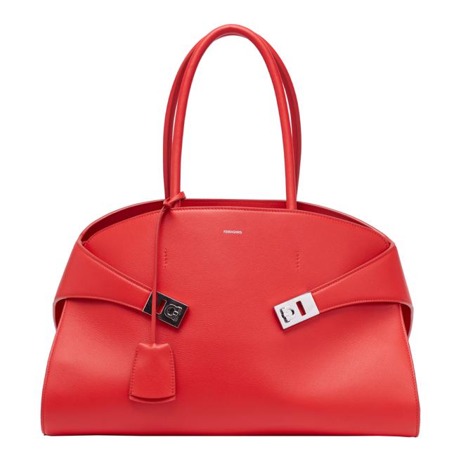 红色HUG手提包，12万3000元。（FERRAGAMO提供/林欣仪台北传真）