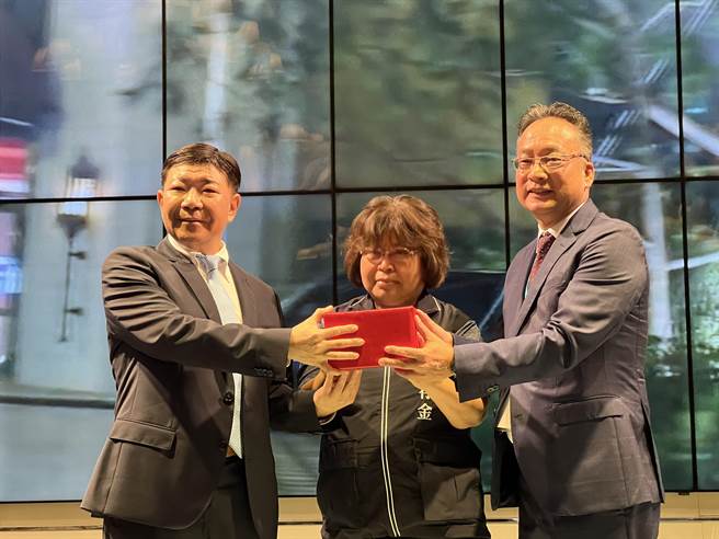 在台中市政府地政局長吳存金監交下，台中市不動產代銷經紀商業同業公會理事長完成交接。（林欣儀攝）