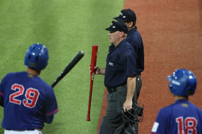 U18中华队王念好遭美国队质疑使用没经过认证的球棒。（杜宜谙摄）