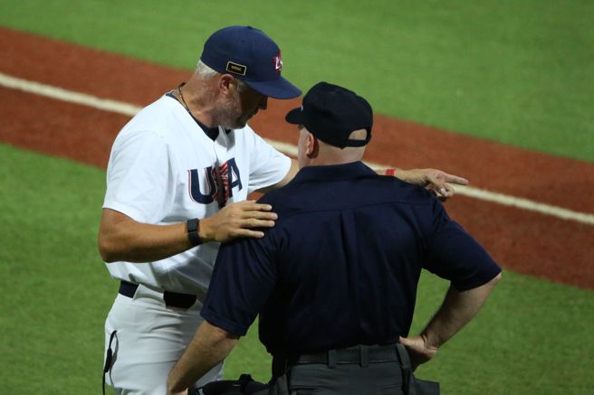 U18美国队教练质疑王念好使用未经过认证的球棒。（杜宜谙摄）