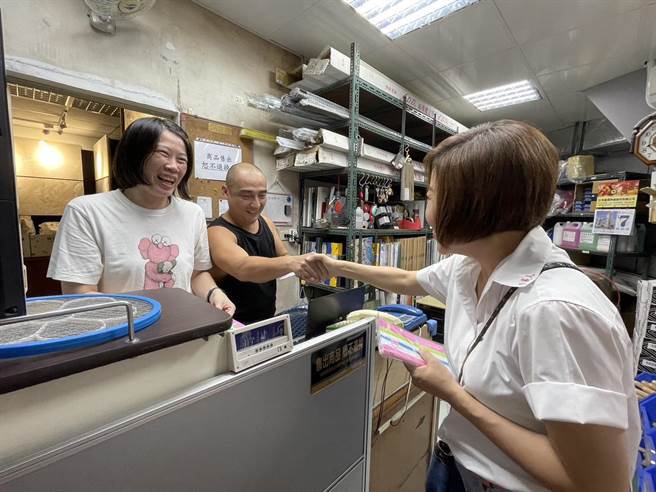 无党籍中正、万华立委参选人于美人回应，钟小平应针对政见、议题提出看法，为何提出第一个的想法却是「白皮绿骨」？实在很怀疑锺的选战风格，是否还有市场？（蔡佩珈摄）