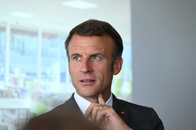 2023年9月5日，法国总统马克宏 (Emmanuel Macron) 在访问法国奥尔泰兹的一所中学时会见了学生资料照。（路透社）