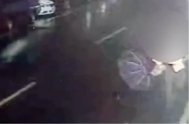 ▲监视器画面可看出黄男手持大字报至吕美玲服务处张贴恐吓。（翻摄画面／徐佑升基隆传真）