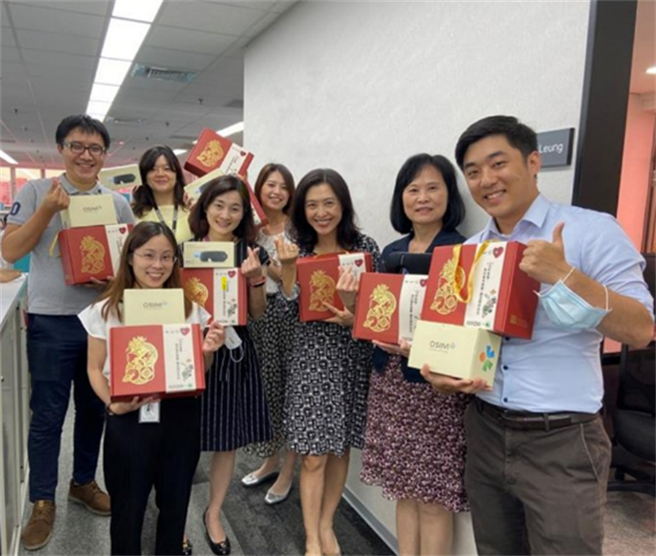 新北市府奖励营造友善家庭的公司，图为首次申请即通过5项措施的聚兴科技发放防疫物资。（图／新北市府提供)