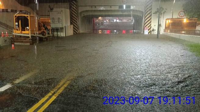 小东地下道积水，车辆无法通行。（警方提供／曹婷婷台南传真）